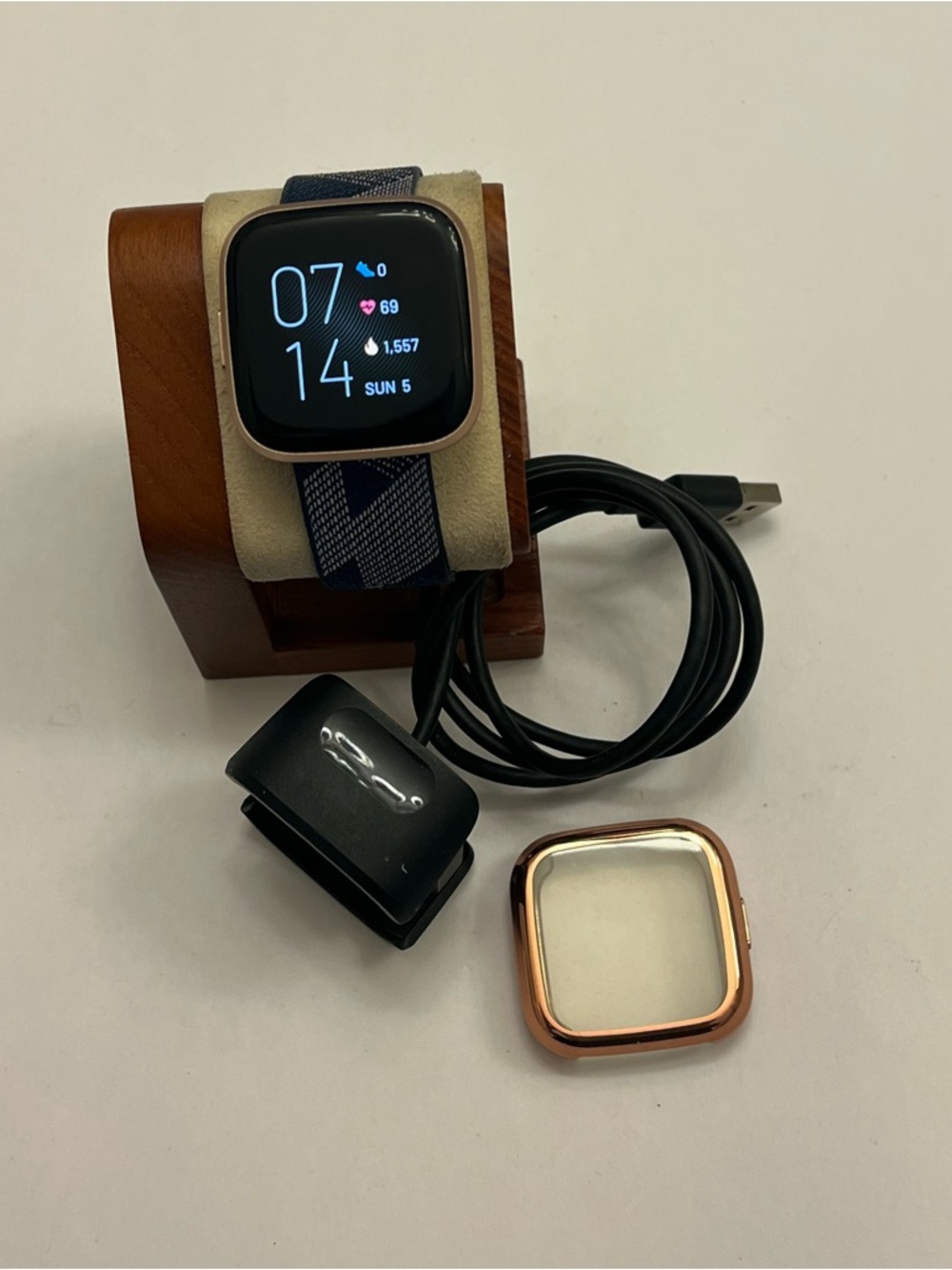 Fitbit Versa 2 (special edition,‎ Charger included, case protector)